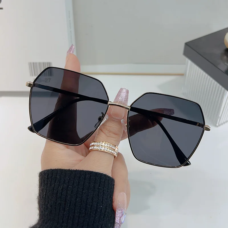 

Fashionable and cool large frame lightweight sunglasses, durable UV resistant and sunscreen gradient color women's sunglasses