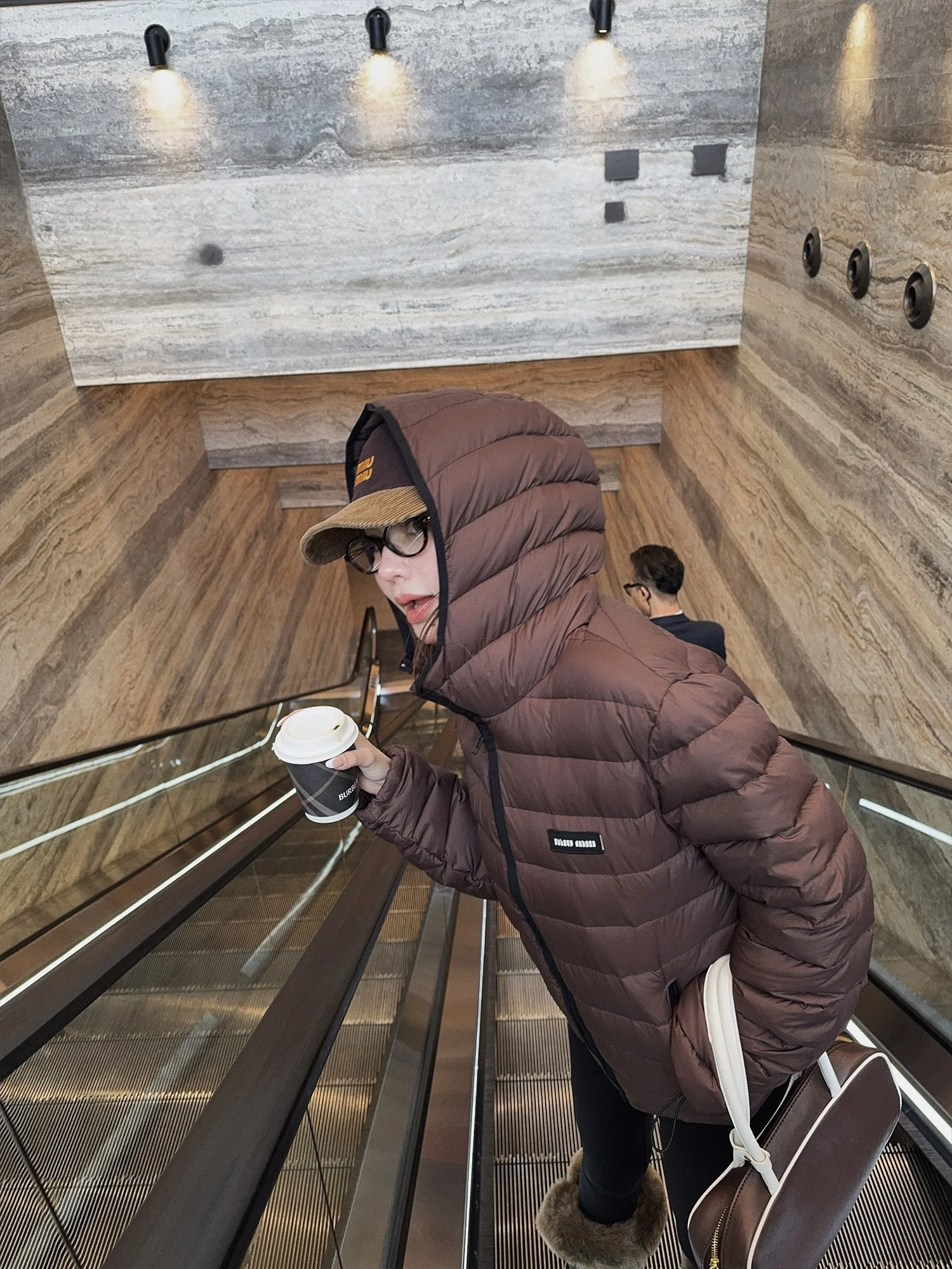 

Женская стеганая куртка Zhaochencen с капюшоном, 90% белый пух, легкая, модная, теплая, короткая, для зимних поездок на работу