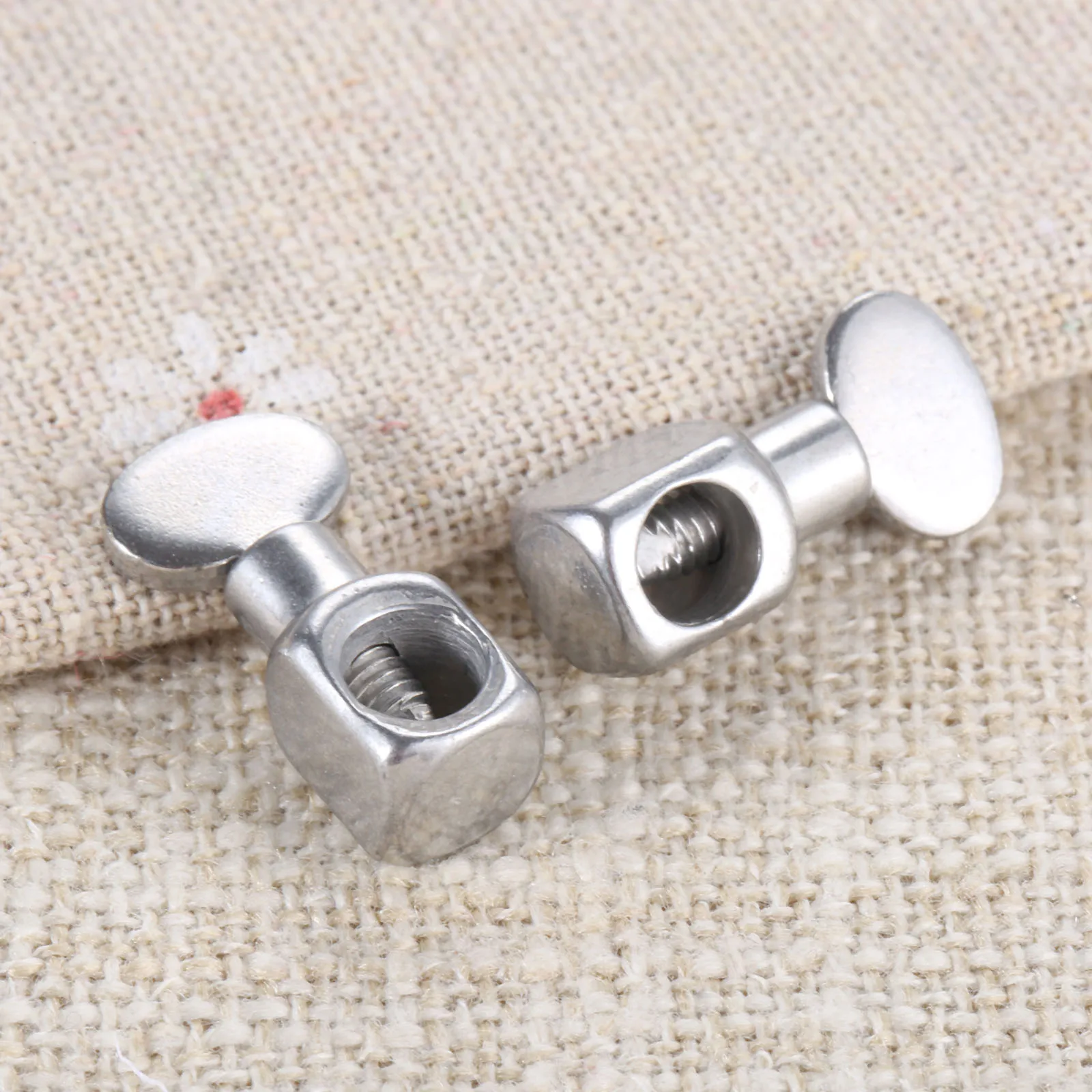 2pcs โลหะเงินจักรเย็บผ้าเข็ม CLAMP สําหรับ Old-fashioned เครื่องเย็บผ้าในครัวเรือนเครื่องมืออุปกรณ์เสริม 28*8*6 มม.