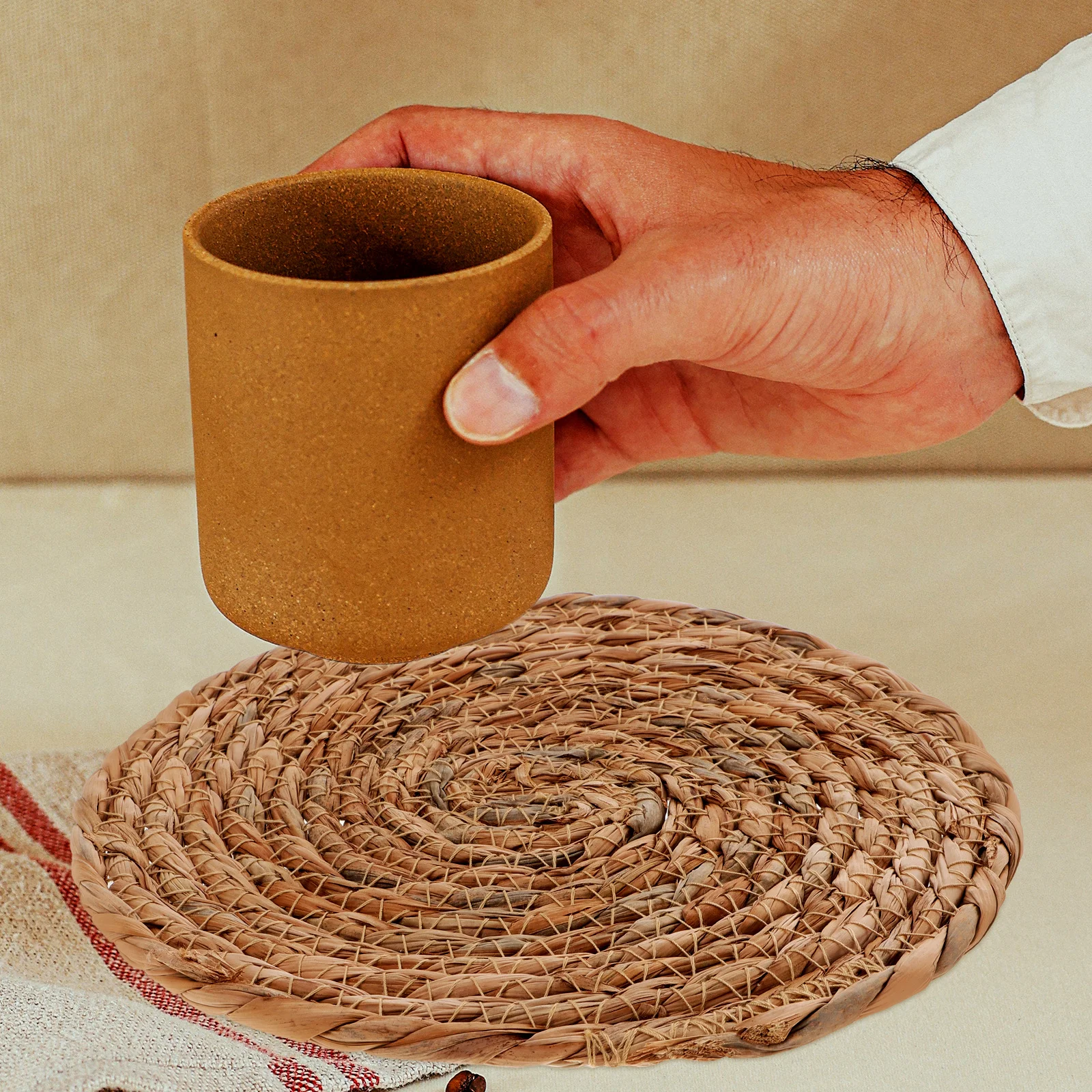 

4Pcs Round Seagrass Placemats Woven Straw Non-Slip Insulation Pads Heatproof Coasters for Kitchen Dining Table Tea Coffee Use