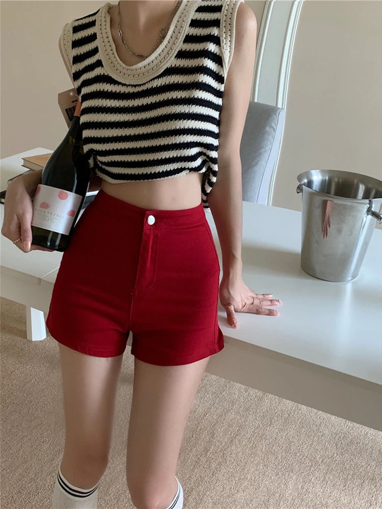 Amerikanische Retro-Jeans-Shorts mit würzigem Mädchen in Rot für Damen im Sommer, hüftumarmend, hohe Taille, schlankmachende und enge, elastische Hotpants