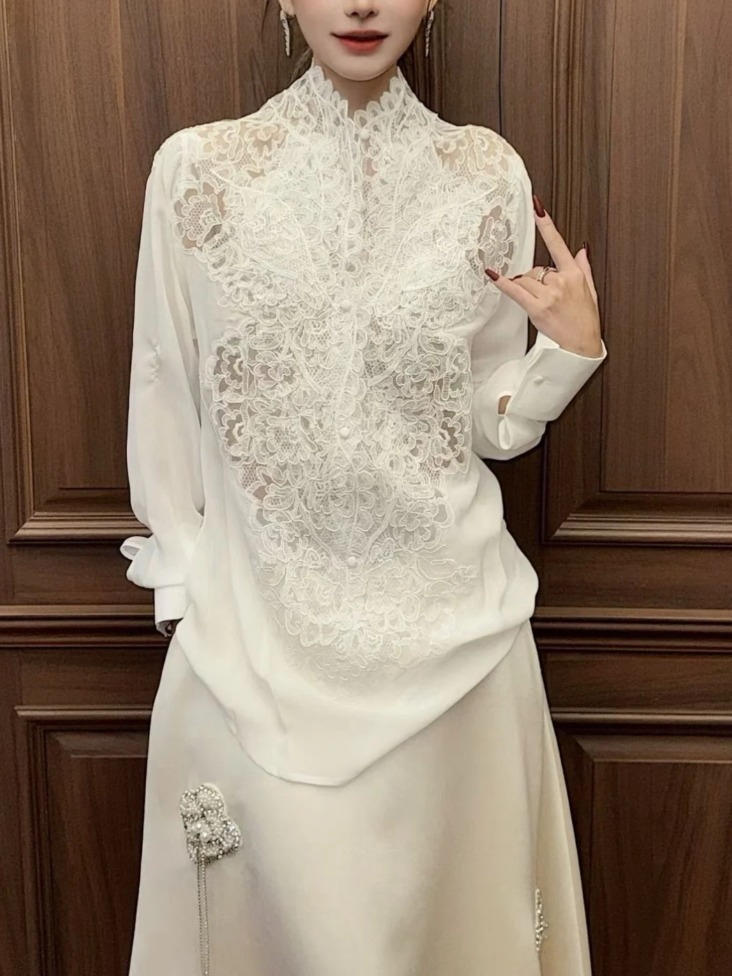 

Новая весенняя женская блузка с длинным рукавом, кружевными вставками и сложной вышивкой, с высоким воротником, свободного кроя, из дышащего полиэстера