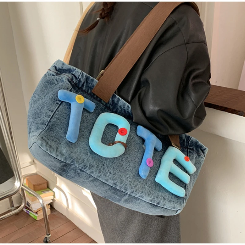 Gewaschene Denim Vintage Schultertasche, Große Kapazität Y2k Mädchen Flauschige Buchstaben Farbige Knöpfe Tragetasche, Hobo Pendler Canvas Handtasche – Detail 8