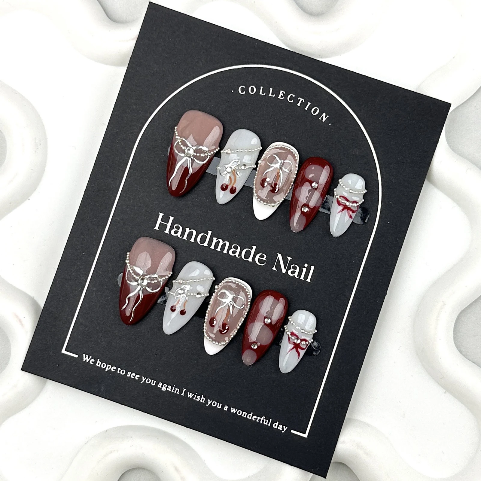 اليدوية الساحرة خمر الأظافر كاذبة النبيذ الأحمر الفرنسي تلميح اضغط على الأظافر اللوز الأظافر وهمية مع حجر الراين سلسلة فضية ديكور