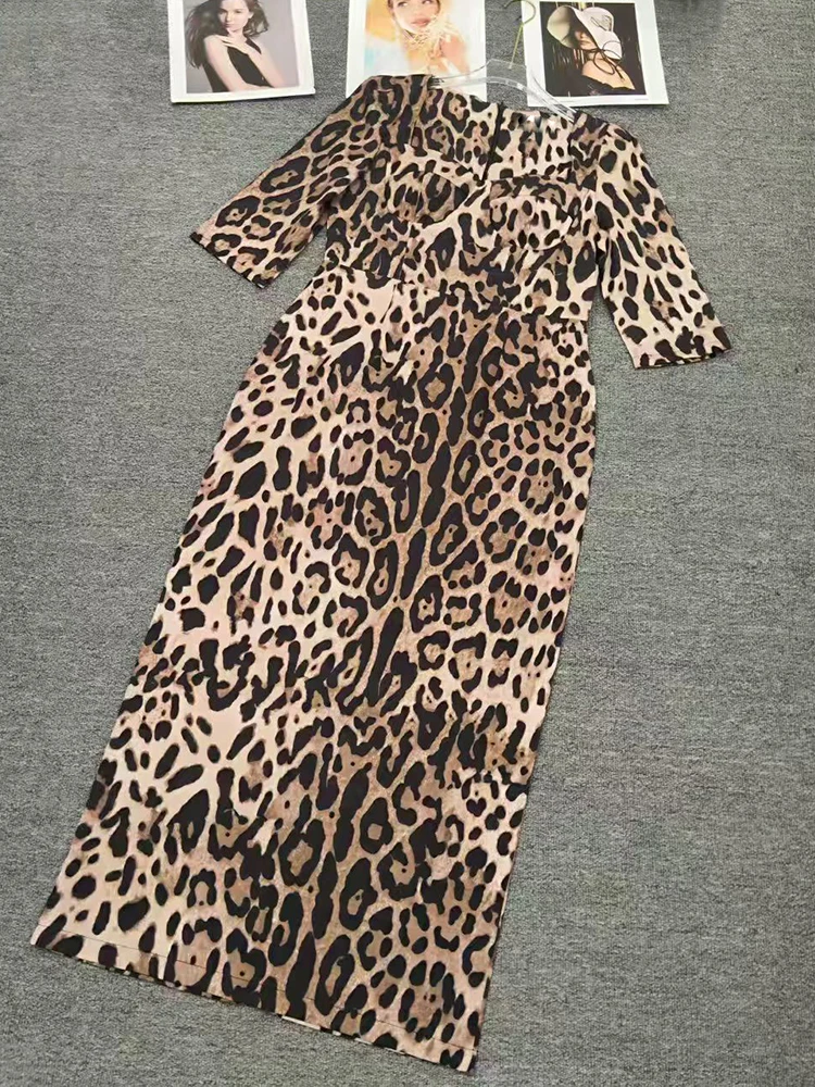 Retro-Kleid mit Leopardenmuster, quadratischem Ausschnitt und hoher Taille, Herbst-Damenmode, eng anliegender, hüftumarmender, gerader Röhrenrock