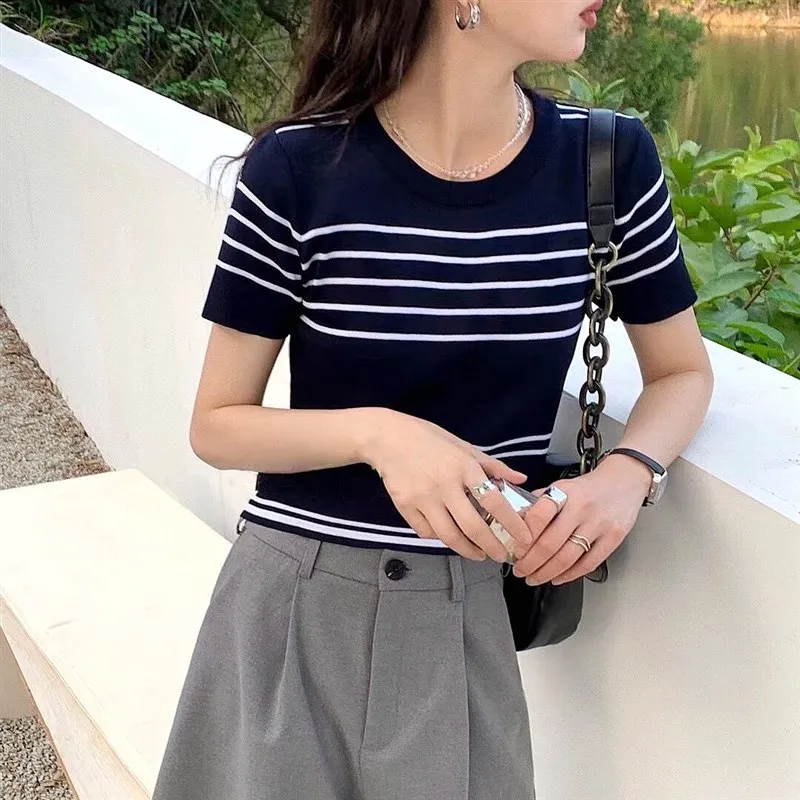 2025년 여름 여성용 얇고 다용도 스트라이프 니트 티셔츠 편안하고 통기성 좋은 캐주얼 스타일 모든 연령대에 적합