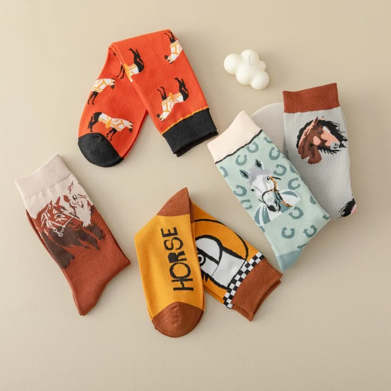 1/5 Pairs Frauen Pferd Druck Retro Mitte Rohr Baumwolle Socken Mode Street Style Schweiß Absorbieren Atmungsaktive Sport Freizeit Socken – Detail 7