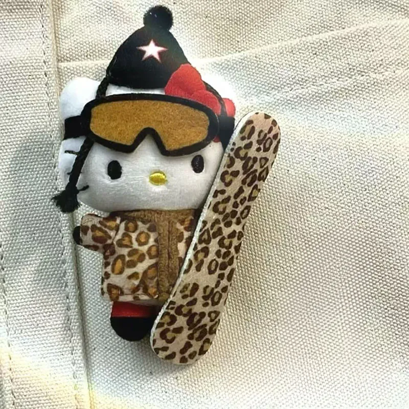 Niedlicher Hello Kitty Plüsch-Schlüsselanhänger mit Leopardenmuster, Ski-Cartoon-Stofftier, Rucksack-Anime-Puppenanhänger, Dopamin-Plüschtier, perfekte Geschenke