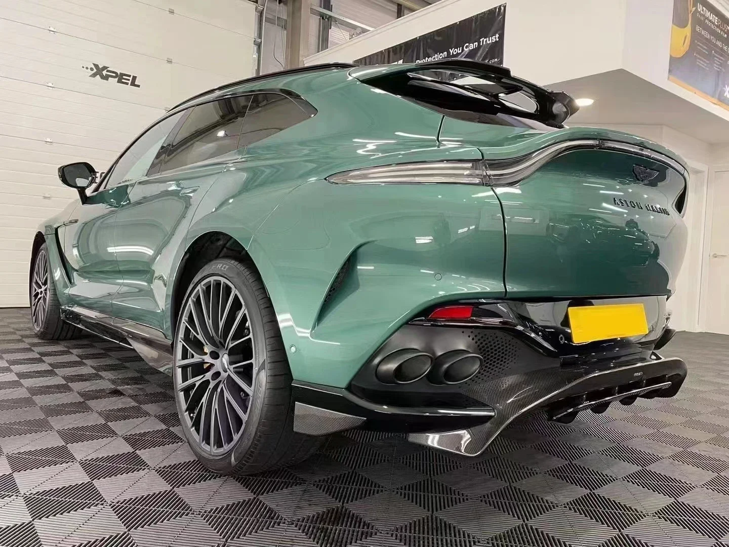 مادة ألياف الكربون الجافة لأستون مارتن DBX ترقية 707 نمط طقم الجسم المصد الأمامي التنانير الجانبية الناشر الخلفي الجناح العلوي