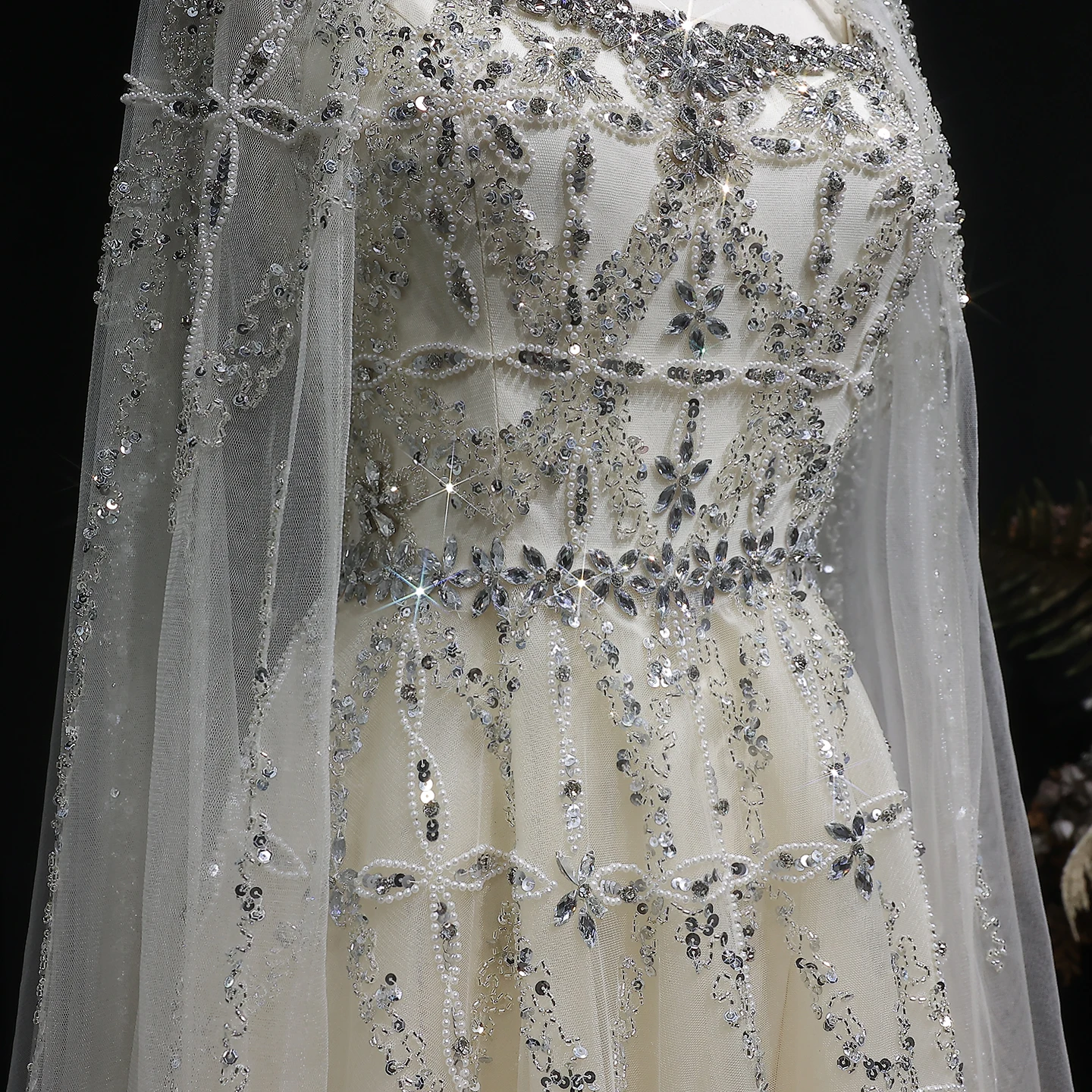 Sharon Said Elegantes A-Linien-Abendkleid mit Perlen und abnehmbarem Cape, Weinrot, Damen-Hochzeits-Party-Ballkleid SS486, Maßanfertigung – Detail 9