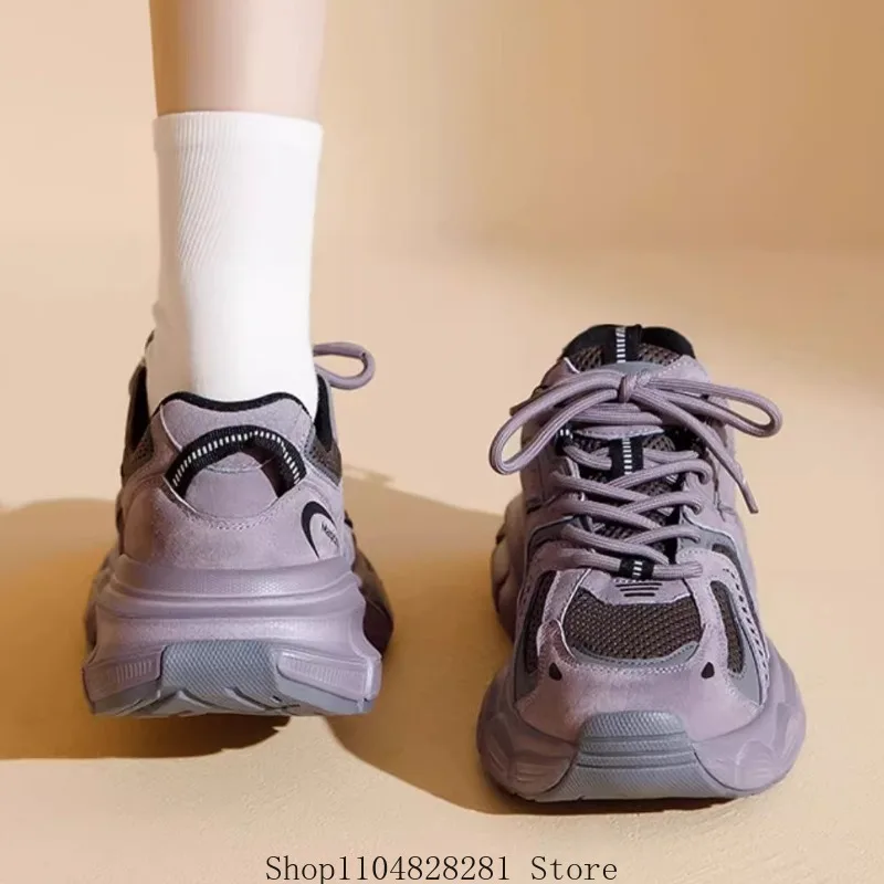 أحذية نسائية ناعمة من الأسفل للأب باللون الأسود للخريف والشتاء رياضية نسائية جديدة غير رسمية بجزء سفلي سميك تزيد من الجري الدافئ