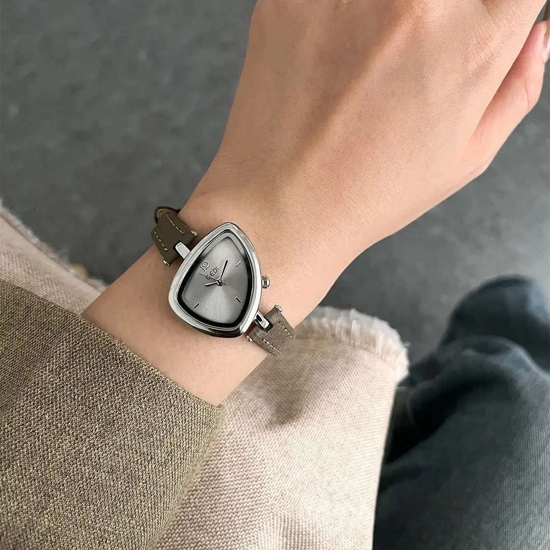 

2025 НОВЫЕ минималистичные элегантные женские часы с асимметричным дизайном маленького циферблата, водонепроницаемые кварцевые женские наручные часы в подарок