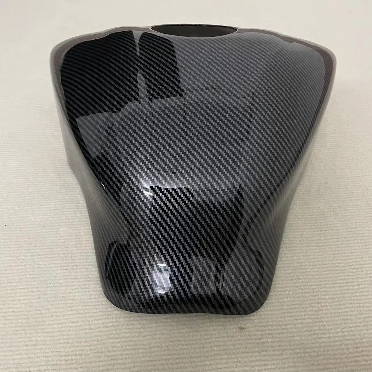 

Applicable to Yamaha YZFR1 R1S R1M 2015 2016 2017 2018 2019+ with carbon shield paint for the rear cover of the raised fuel tank