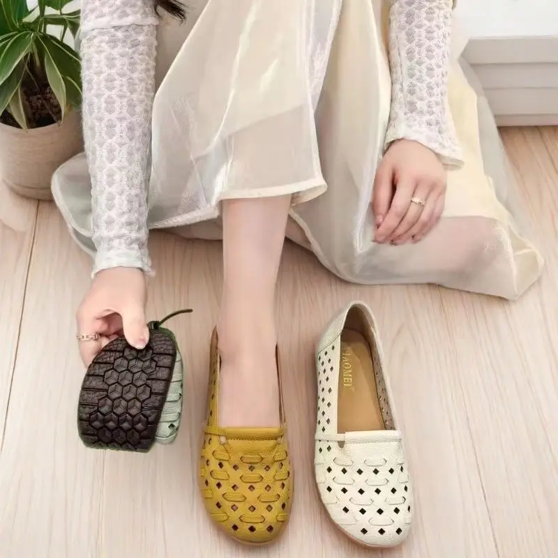 

Новые женские туфли на плоской подошве с оплеткой, лето 202, балетки с вырезами, мамские лоферы без шнуровки, нескользящие мокасины с мягкой подошвой