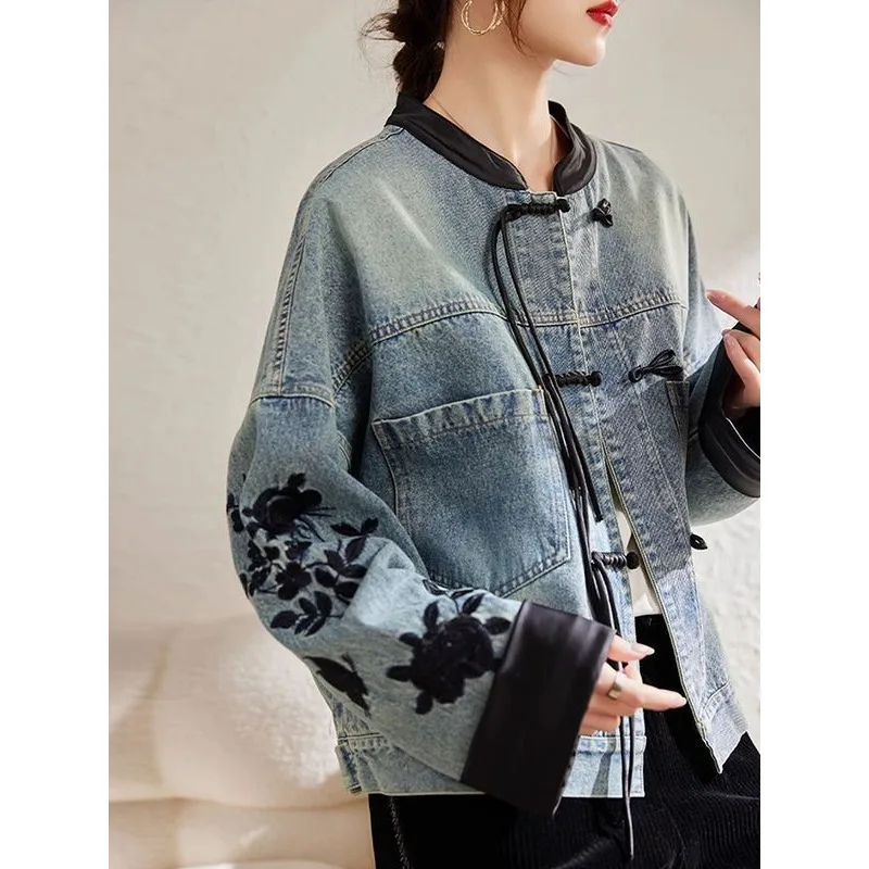 Jeansjacke für Damen im Frühling und Herbst, neuer bestickter modischer Stehkragen, gespleißter Mantel, lockere lange Ärmel, Damenjacke