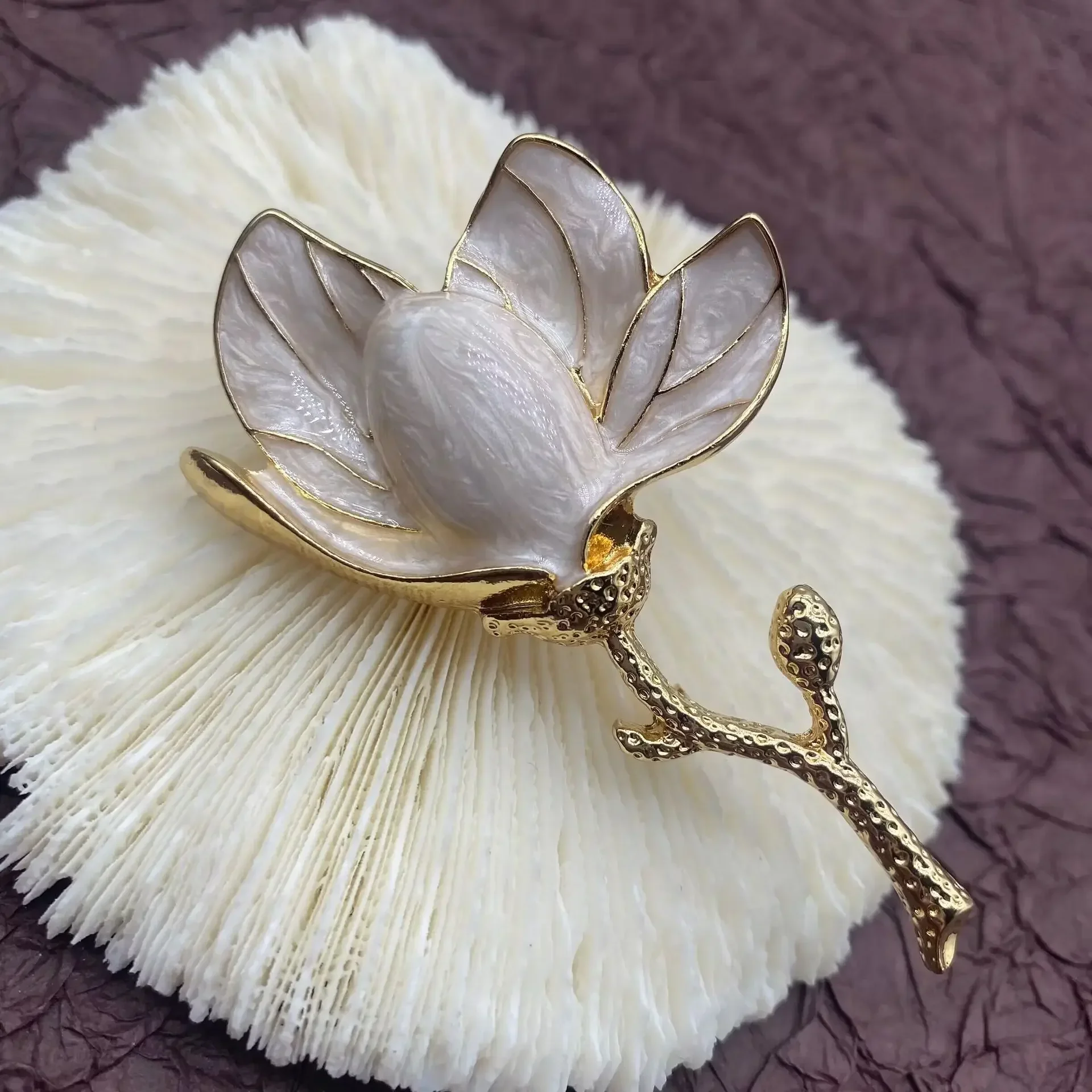 

White dripping flowers retro court exaggerated personality European style temperament elegant brooch