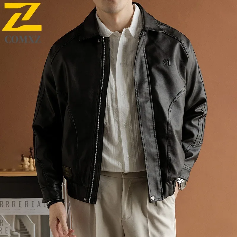 COMXZ 2025 الرجال النمط الأمريكي دراجة نارية سترة جلدية الخريف بسيطة تنوعا الوقوف طوق فضفاضة تناسب موضة بلون معطف