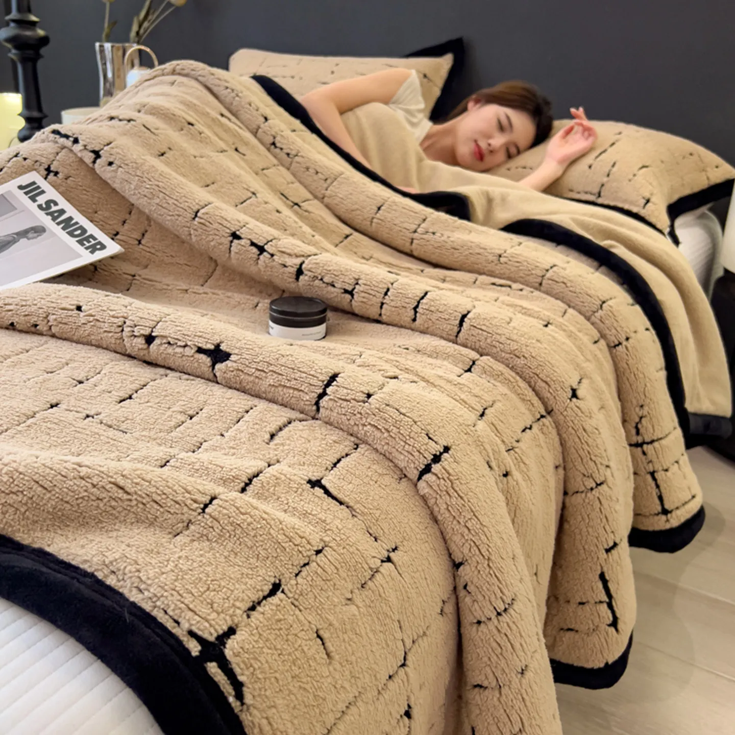 Thickened blanket on the bed, coral color, suitable for office afternoon nap.