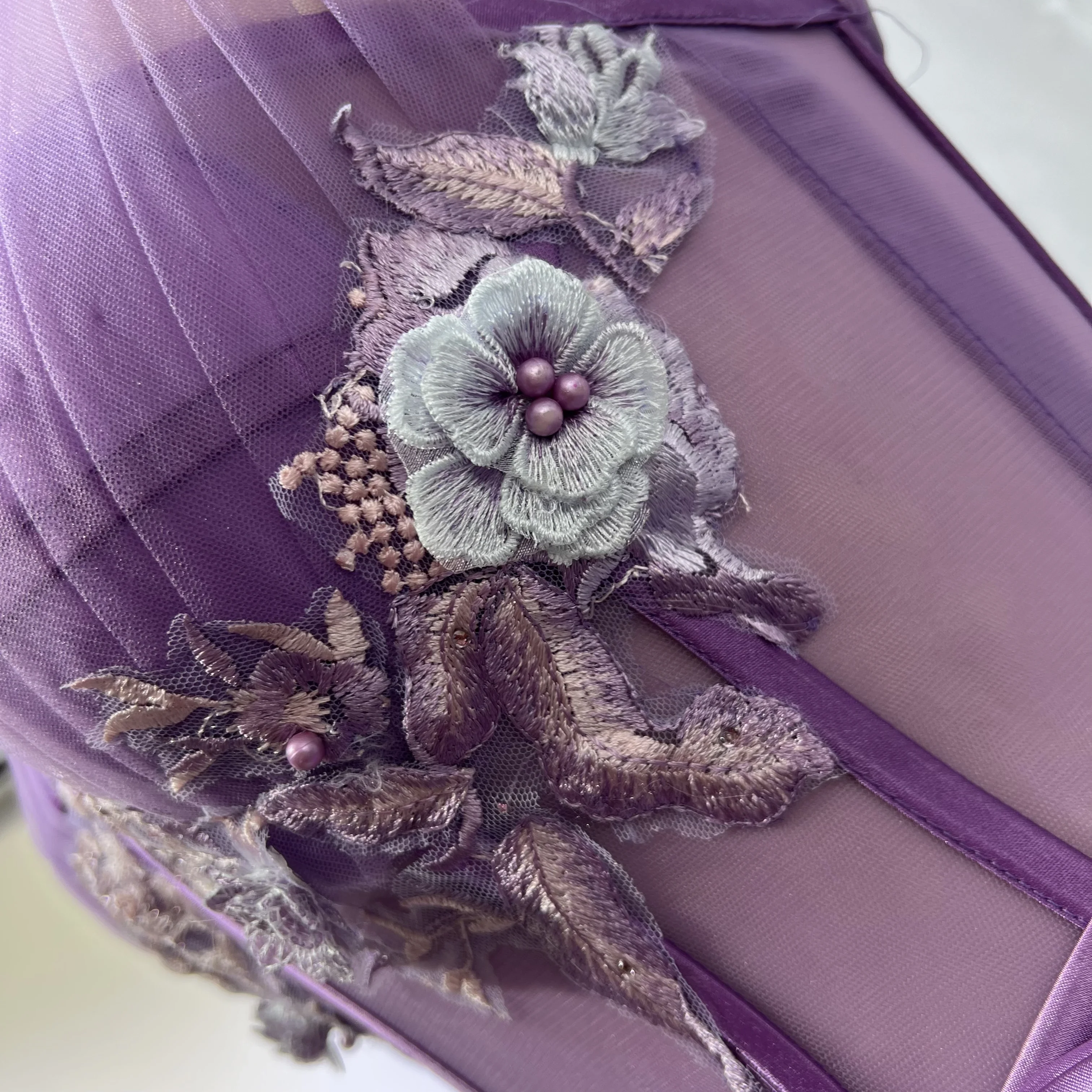 MYYBLE Abiti da ballo viola con scollo a V Applicazioni di paillettes Disossamento a vista Abiti da ballo a-line Abiti da festa formali in tulle a strati senza maniche