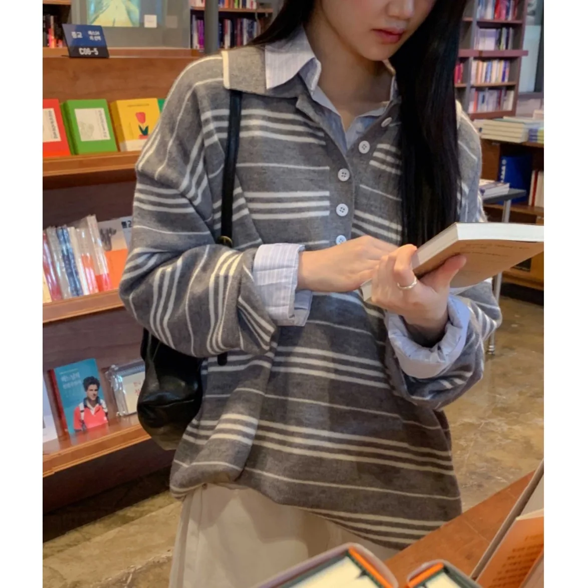 

Новый корейский свободный полосатый свитер 2026 года для женщин: вязаный топ с длинными рукавами на пуговицах, повседневный стиль