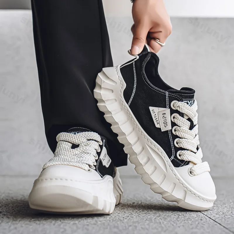 Sepatu Kasual Pria Musim Panas 2025 Tren Mode Baru Serbaguna Sepatu Kanvas Bernapas Meningkatkan Tinggi Badan Sol Tebal Sneakers Chunky