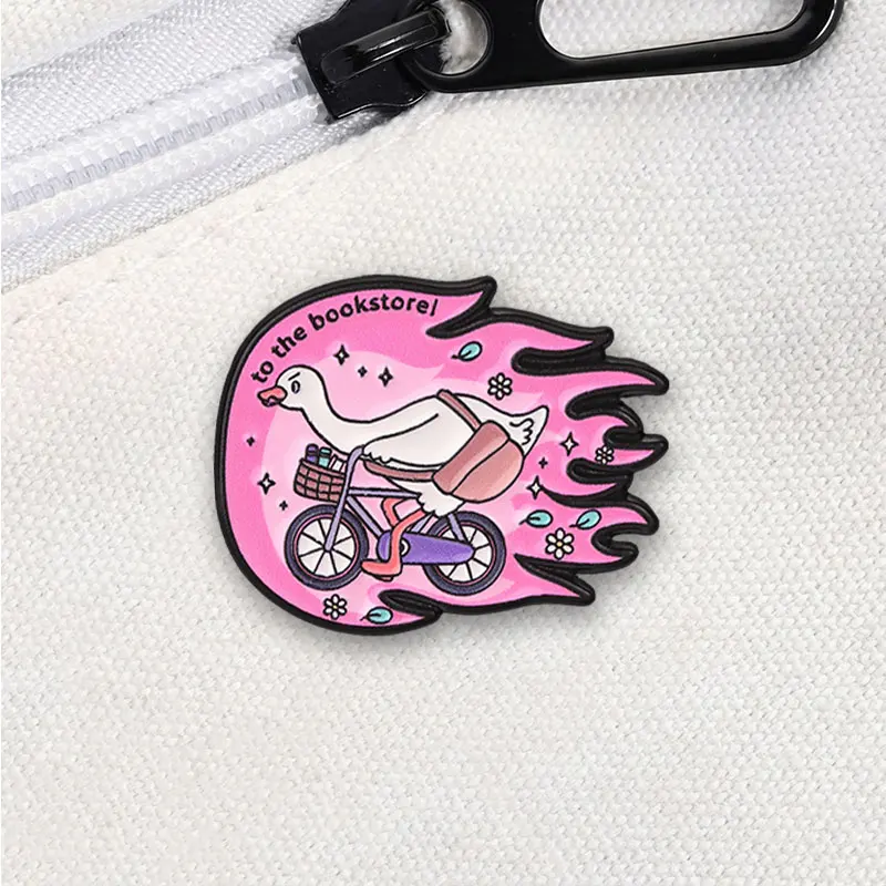 Lustiges Gänse-Fahrrad-Emaille-Abzeichen „Zum Buchladen“ Pink-Flammen-Ästhetik Metall-Brosche Revers-Accessoire Geschenk für Buchliebhaber – Detail 4