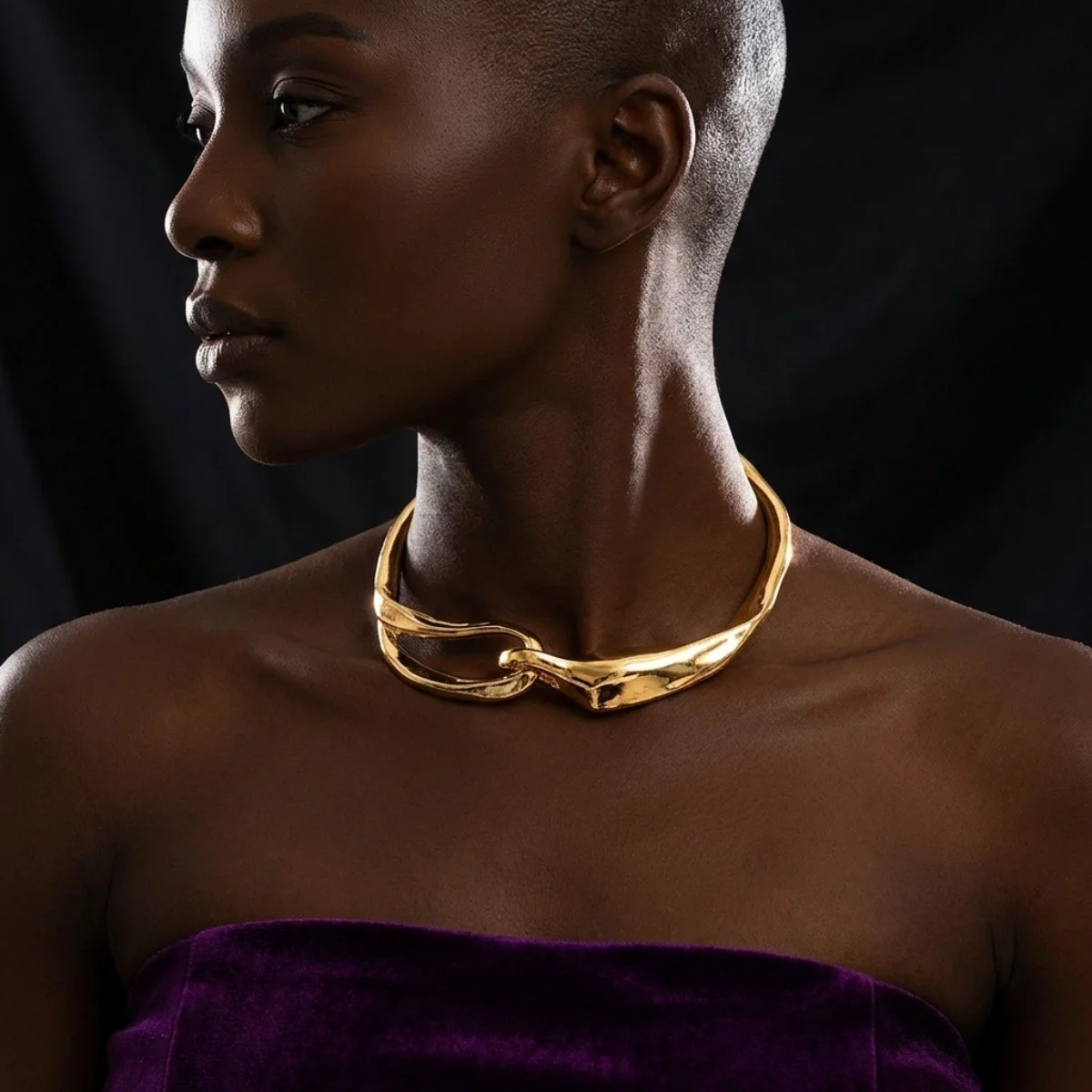 Unregelmäßige Metall-Halskette mit gedrehtem Kreuz für Damen und Herren, minimalistische, übertriebene geometrische Schlüsselbeinkette, trendiger Punk-Schmuck – Detail 5