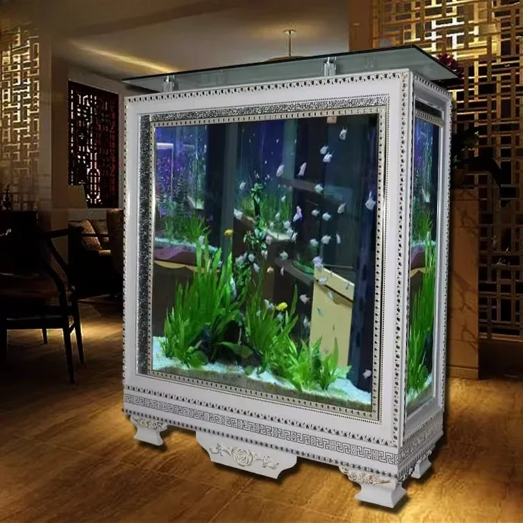 

Аквариум с прозрачными стеклянными стенками от пола до потолка, большой аквариум с нижним фильтром.