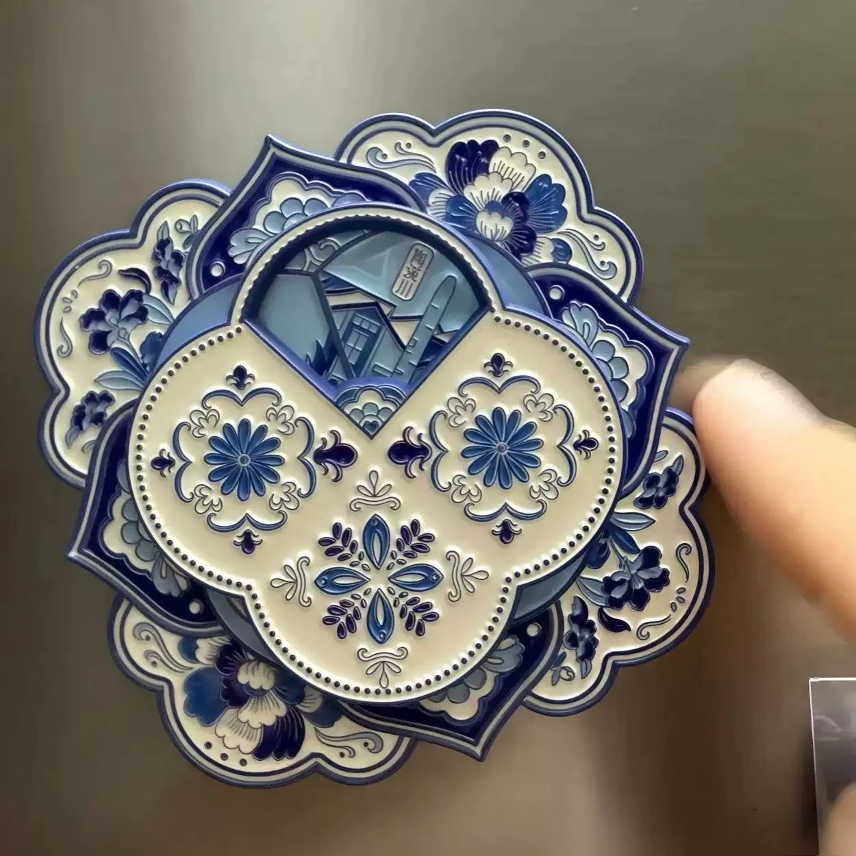 QJ is suitable for blue and white porcelain rotatable metal refrigerator sticker creative merchandise decoration