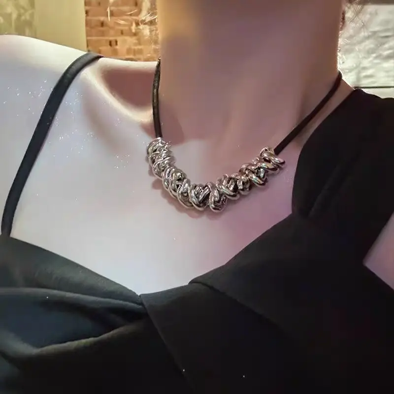 Un sentiment de sophistication style froid et indifférent Punk personnalité tempérament tendance corde noire pendentif en métal collier femme