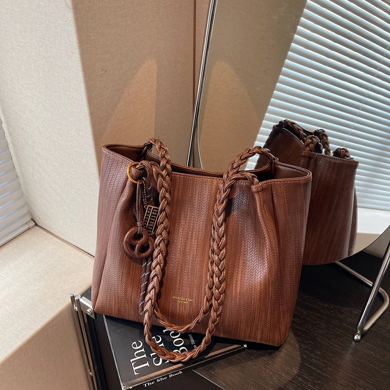 

Осень-зима 202, тканая большая сумка, винтажная текстурированная сумка на плечо для женщин, просторный кошелек для пригородных поездок, минималистичная сумка с верхней ручкой в стиле ретро