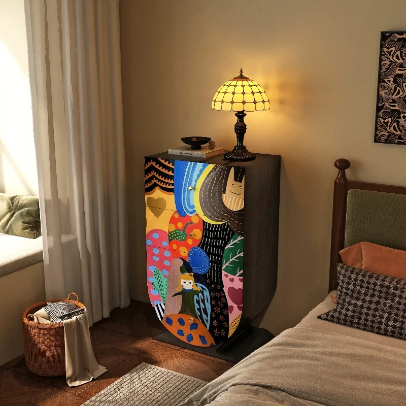 خزانة خشبية بأربعة دلاء، وغرفة معيشة على الحائط، وخزانة تخزين منزلية بجانب السرير لغرفة النوم