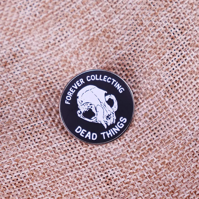 للأبد-جمع الأشياء الميتة شارة الجمجمة بروش