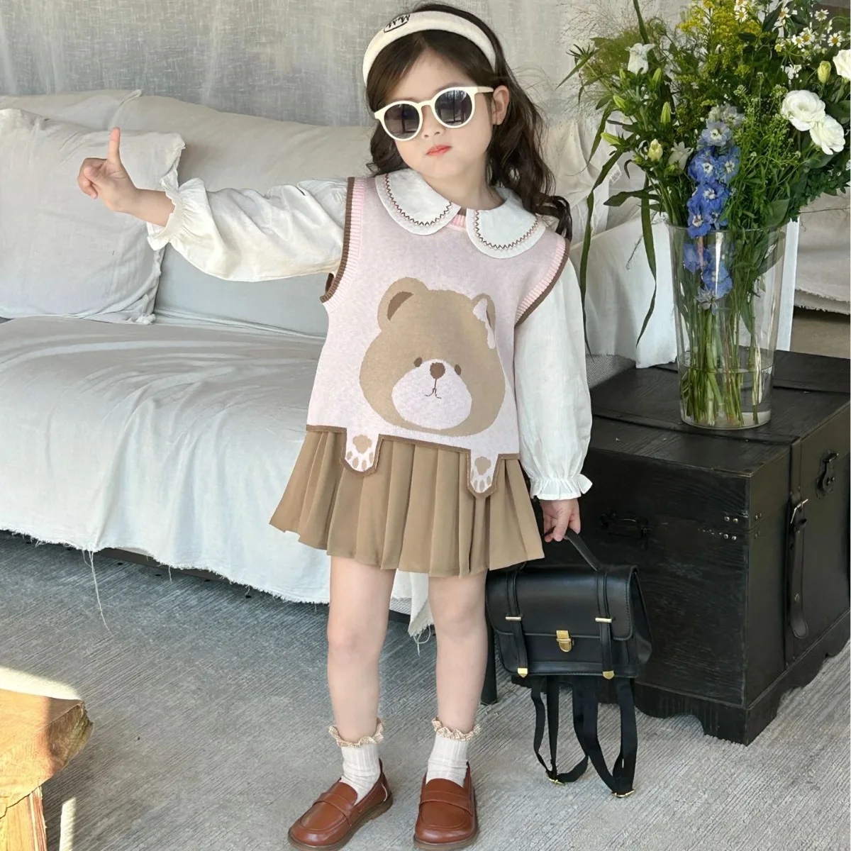 

2024 Spring Children Girl 3PCS Clothes Set Peter Pan Collar Shirt Cartoon Bear Knitted Vest Solid Pleated Skirt Baby Girl Outfit