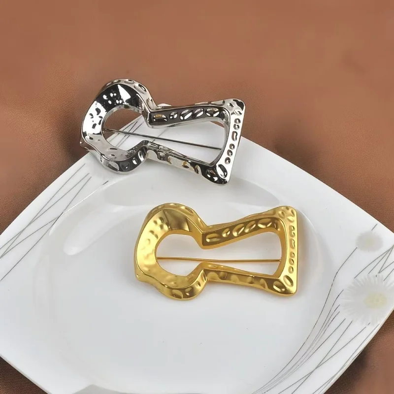 

Retro European And American Metal Pin Brooch for Women High-End Geometric Suit And Coat Pins Daily Commuting Accessories