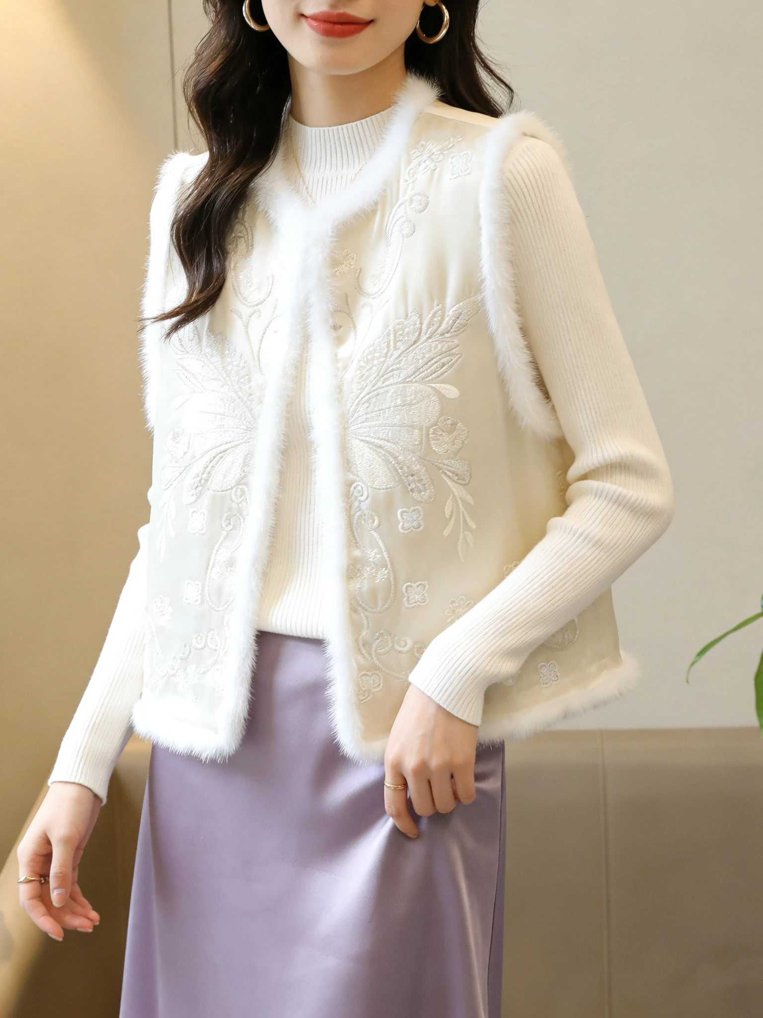 Sleeveless Tang Clothes Women New Chinese Style Vest Luxury Feather Trim Qipao Top Women Fashion Chinese New Year Wear Coat