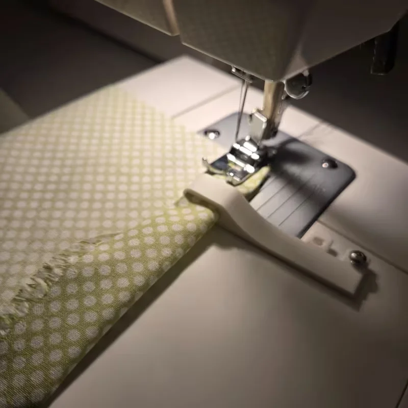 

1 шт. Новая высокопрочная прецизионная оверлочная лапка для швейных машин, для зигзагообразных и плоских швов, аксессуары для дома