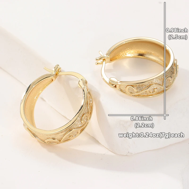 Einfache Modische Creolen für Damen Klassische Goldfarbene Metall-Ohrringe mit Handgraviertem Muster – Detail 4