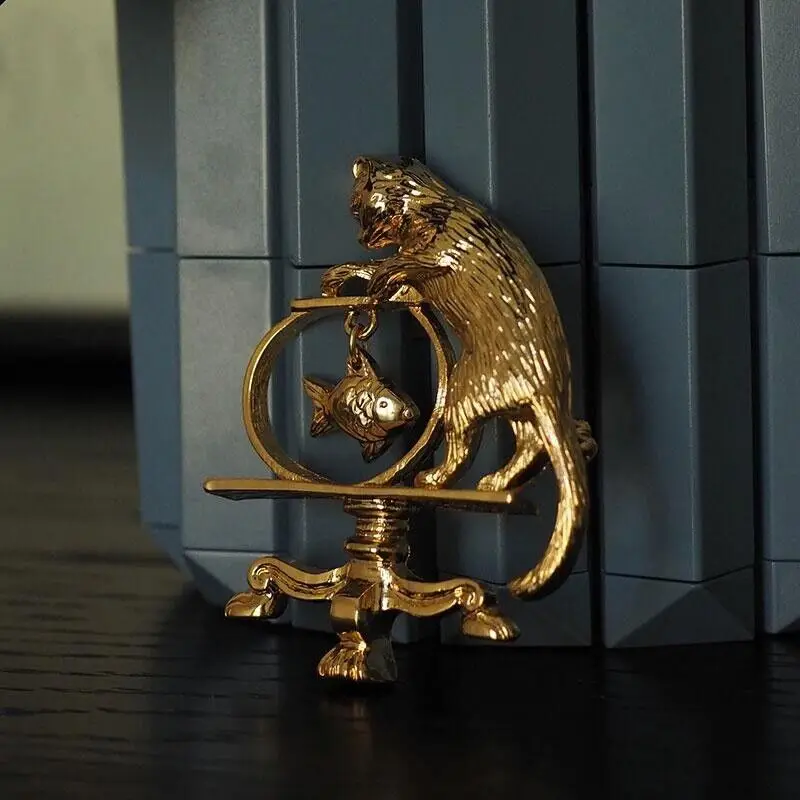 Vintage Baroque Kitten Brooch Simple Matte Metal Cat Enamel Pin Fashion Animal Pins Clothing Accessories Banquet Party Gifts