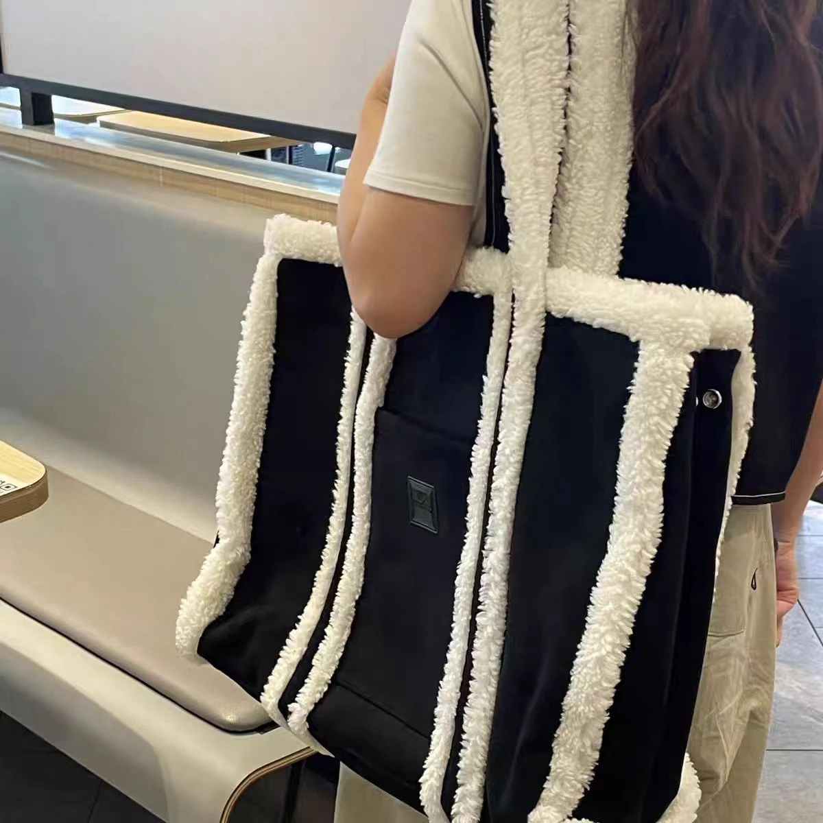 

Lo Winterfun Большая сумка Мягкие плюшевые сумки на плечо с карманом на молнии Дорожная сумка контрастного цвета Сумки для макияжа Большая вместительная сумка