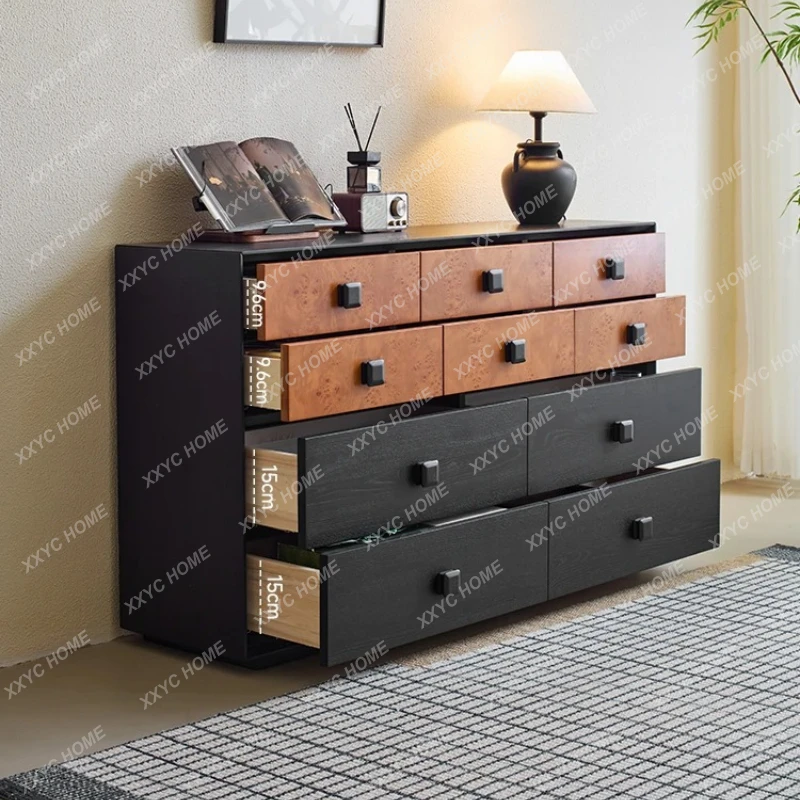 

Ретро-комод M Light из сандалового дерева для гостиной, устанавливаемый у стены рядом с диваном.