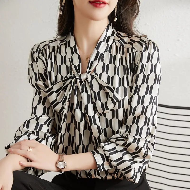 Camicia a maniche lunghe stampata in bianco e nero per donna Nuova camicia in chiffon con temperamento di nicchia con nastro a V per donna