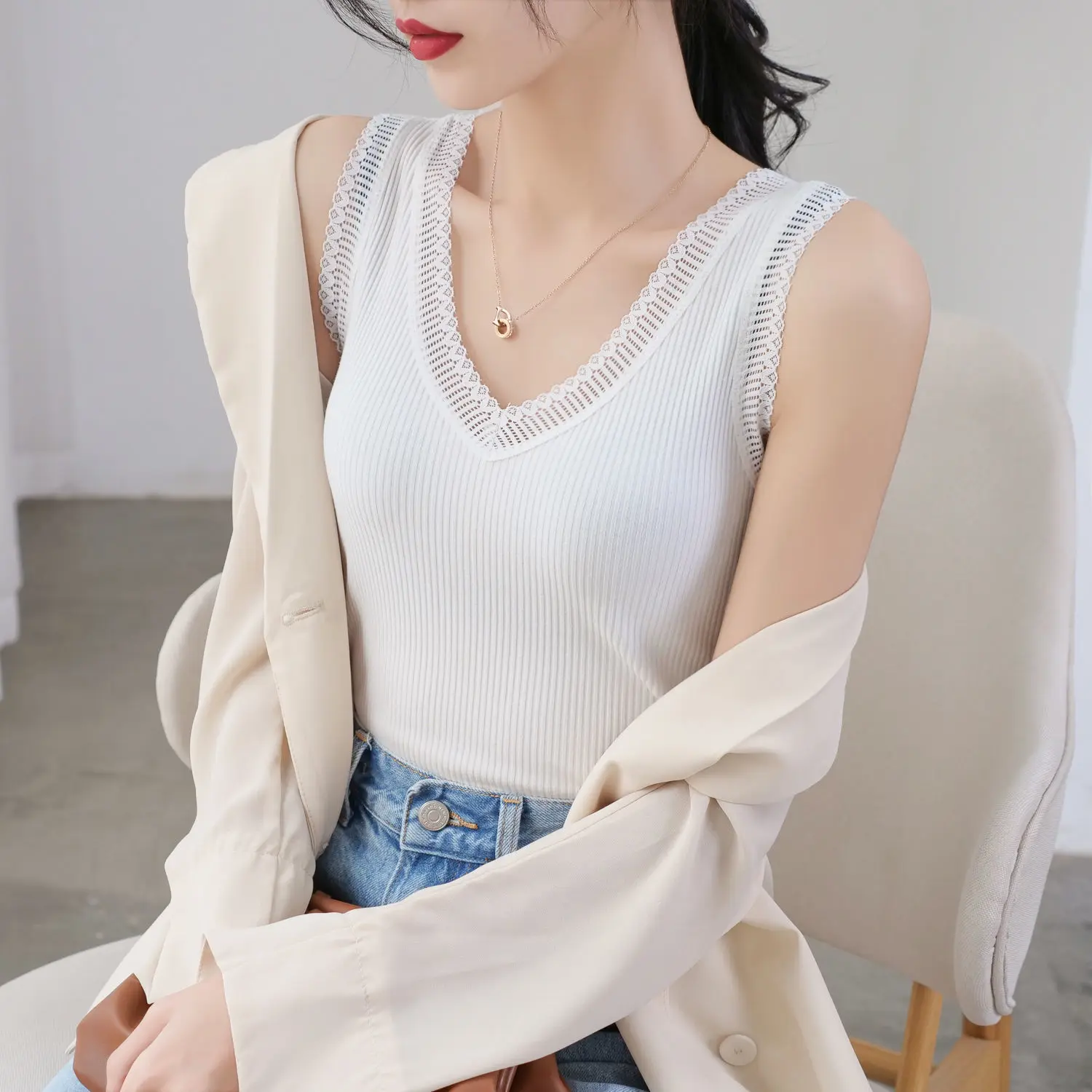 

Высококачественная хлопковая майка в рубчик с v-образным вырезом и кружевной отделкой, женская летняя универсальная облегающая майка