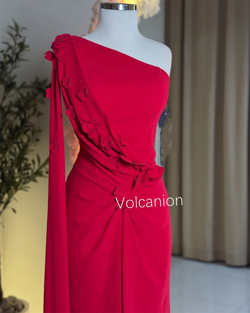 Abiti lunghi monospalla dritti con fiori pieghettati in jersey squisito personalizzato Stile moderno per occasioni su misura