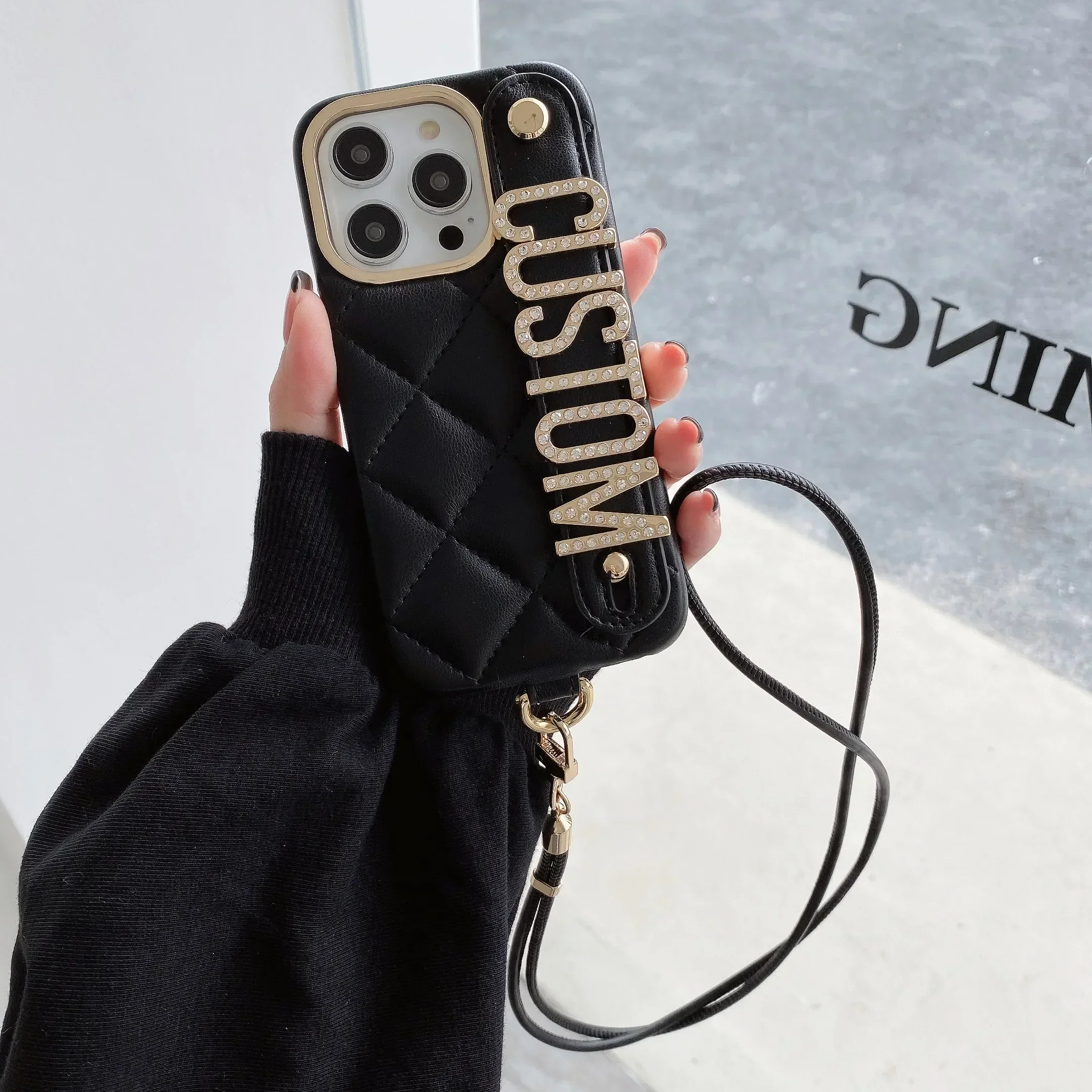 

Customized Leather Name Phone Case Letters for iPhone 15 14 13 12 11 Pro Max 15Plus Wristband Anti-Fall Crossbody Lanyard Case