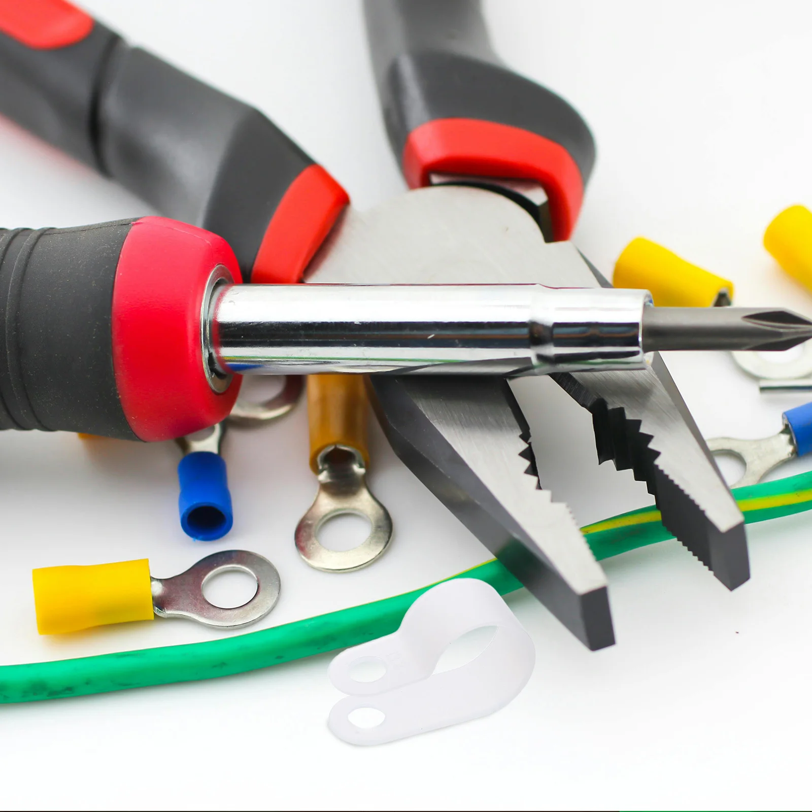 

200Pcs R-Type Cable Clamps Cable Management Holders for Indoor Outdoor Rope Light Mounting Clips Electrical Wire Fastener