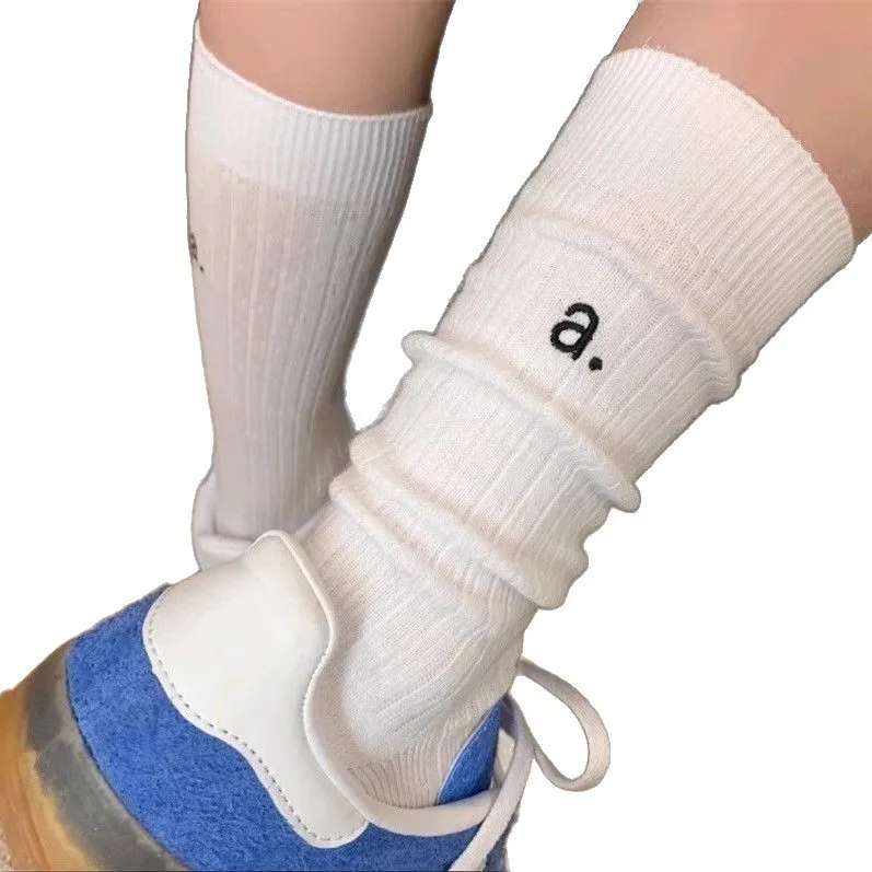 Kaus kaki pertengahan betis retro kaus kaki tumpukan unisex motif huruf hijau mint untuk fashion wanita