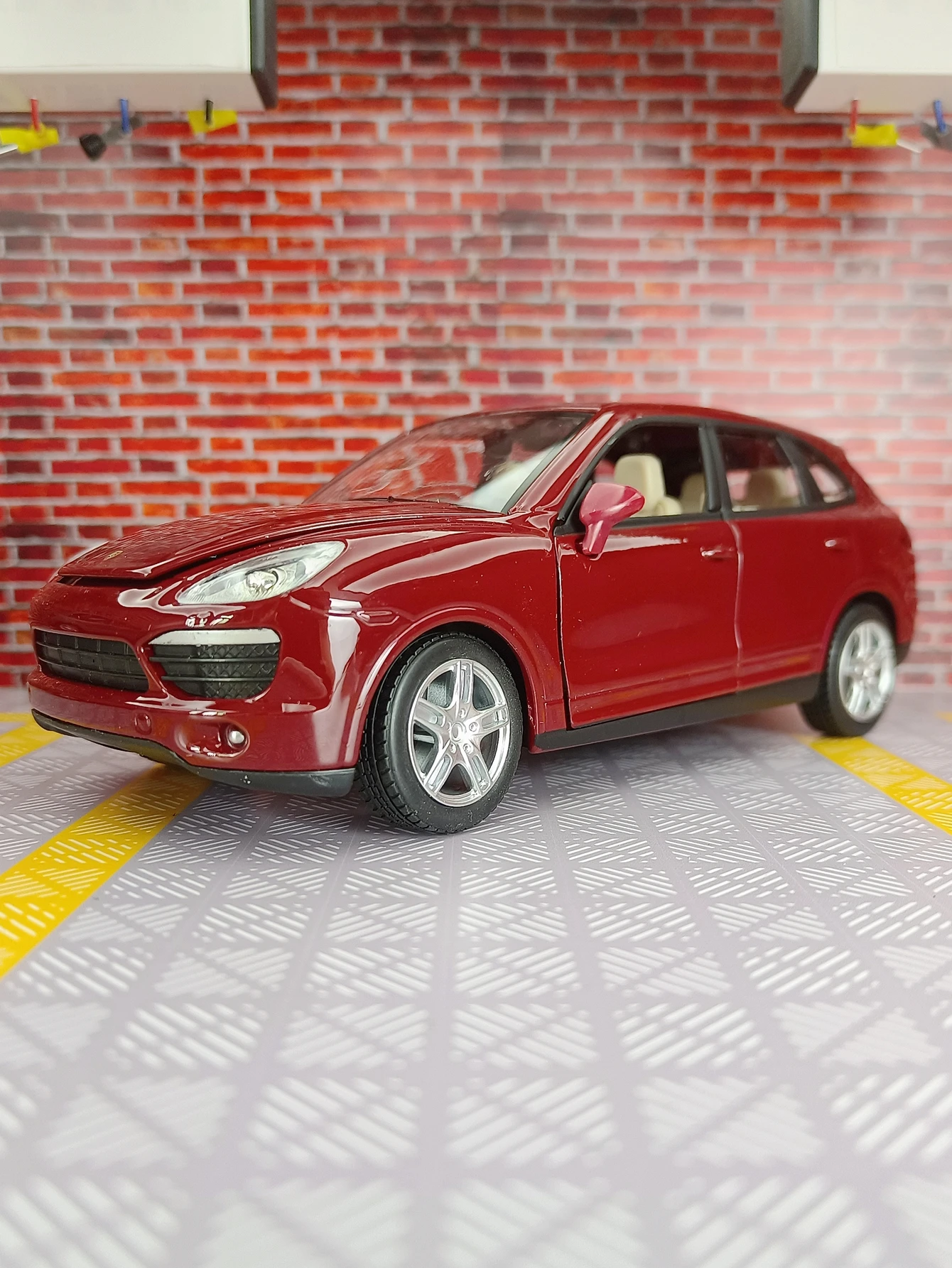 1:24 simulation Porsche Cayenne alloy car model ornaments for collection has simulated sound and lighting functions