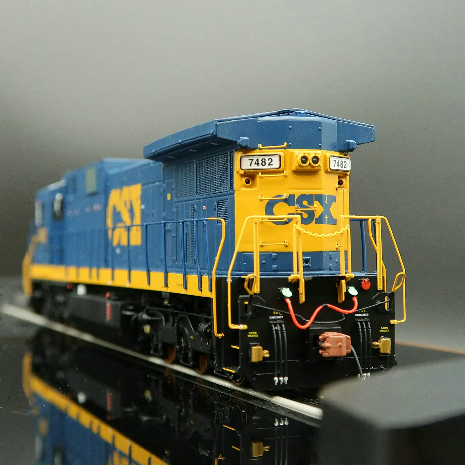 SCALETRAINS Train Model HO Type 1/87 ESU Digital Sound Effect/analog Selection C39-8 Diesel Locomotive CSX 7482 Painting Train