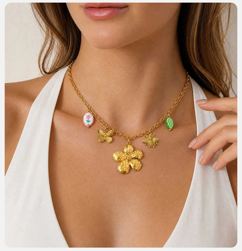 Vnox 18K vergoldete Schmetterlings-, Bienen- und Blumenanhänger-Halskette für Frauen, minimalistische, süße, florale Schlüsselbeinkette, Urlaubsschmuck – Detail 3
